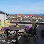 Spacious Victus With Balcony By Renters شقة