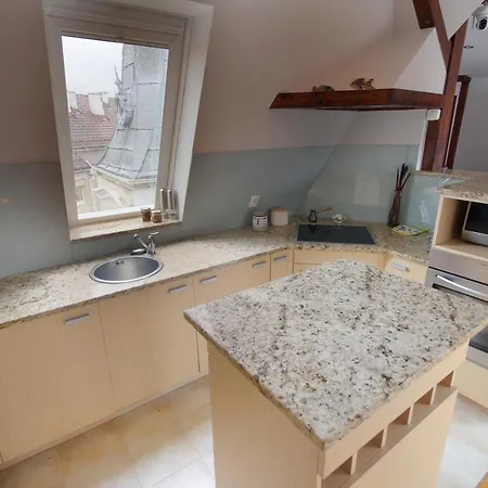 Spacious Victus With Balcony By Renters شقة *
